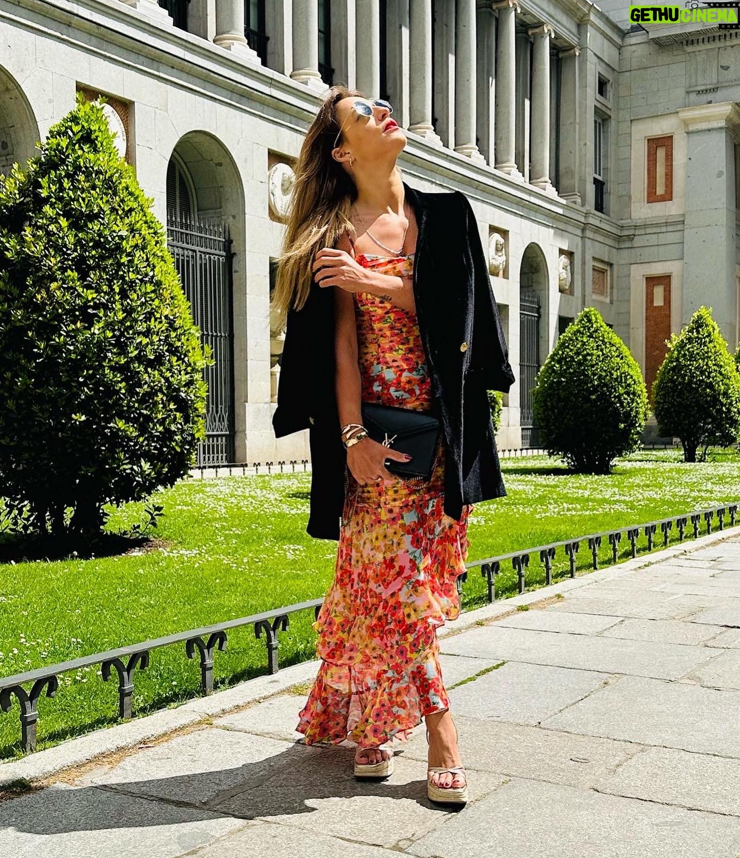 Ana Rita Clara Instagram - π¨π€π£π§Γπ π π‘π π«πππ, π‘π π«πππ π©π π¨π€π£π§Γπ Hola Madrid πͺπΈ Sempre tΓ£o bom regressar. Daquelas cidades em que vivia facilmente e que jΓ‘ sinto que conheΓ§o. A aproveitar o feriado, este dia tΓ£o importante e tambΓ©m celebrado por aqui. Que sejamos gratos pelo que temos e que vivamos na distinΓ§Γ£o entre trabalhar para viver e viver para trabalhar. Um bom feriado para todos π - Passear pela Gran Via - Plaza de Cibelles - Museu do Prado - Restaurante @amazonico.madrid - Uma das βbodegasβ mais antigas da cidade no bairro cool da Chueca β’ β’ O look vestido lindo @guess @companhiasolucoes #ARC #Madrid #travel