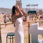 Ana Rita Clara Instagram - 𝙈𝙪𝙨𝙞𝙘 𝙡𝙤𝙫𝙚𝙧 @𝙛𝙣𝙖𝙘𝙡𝙞𝙫𝙚 Só para partilhar convosco mais alguns momentos da emissão de ontem na @tvificcao e que se tornou algo de muito especial no @fnacliveportugal 😊 Confesso que já tinha muitas saudades dos diretos, de apresentar festivais de verão e de sentir toda esta vibração incrível! Um orgulho e um gosto fazer parte desta equipa maravilhosa! Obrigada! Sem vocês estas 10 horas de emissão em direto não teriam sido tão perfeitas! Muito obrigada e muitos parabéns pelo sucesso @fnacliveportugal, @inescondeco, todas as equipas, todos os artistas e convidados que estiveram connosco nestas horas de partilha e de cultura. Não falta talento e vontade de vibrar com concertos e arte no nosso País! E a @tvificcao estará sempre onde a cultura e a proximidade com todos vocês pede! Grata por todos aqueles que nos acompanharam nesta emissão! E para o ano há mais!😊 Quem viu?😊 Styling @danielbaptistaribeiro Look @isabelferreiraconceptstore Jewelry @cincostore Shoes: @aldo_shoes • • #ARC #FnacLive #TVIFiccao #live #festival #music #culture #Tvhost #specialemission