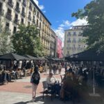 Ana Rita Clara Instagram - 𝙨𝙤𝙣𝙧í𝙚 𝙖 𝙡𝙖 𝙫𝙞𝙙𝙖, 𝙡𝙖 𝙫𝙞𝙙𝙖 𝙩𝙚 𝙨𝙤𝙣𝙧í𝙚 Hola Madrid 🇪🇸 Sempre tão bom regressar. Daquelas cidades em que vivia facilmente e que já sinto que conheço. A aproveitar o feriado, este dia tão importante e também celebrado por aqui. Que sejamos gratos pelo que temos e que vivamos na distinção entre trabalhar para viver e viver para trabalhar. Um bom feriado para todos 😘 - Passear pela Gran Via - Plaza de Cibelles - Museu do Prado - Restaurante @amazonico.madrid - Uma das “bodegas” mais antigas da cidade no bairro cool da Chueca • • O look vestido lindo @guess @companhiasolucoes #ARC #Madrid #travel