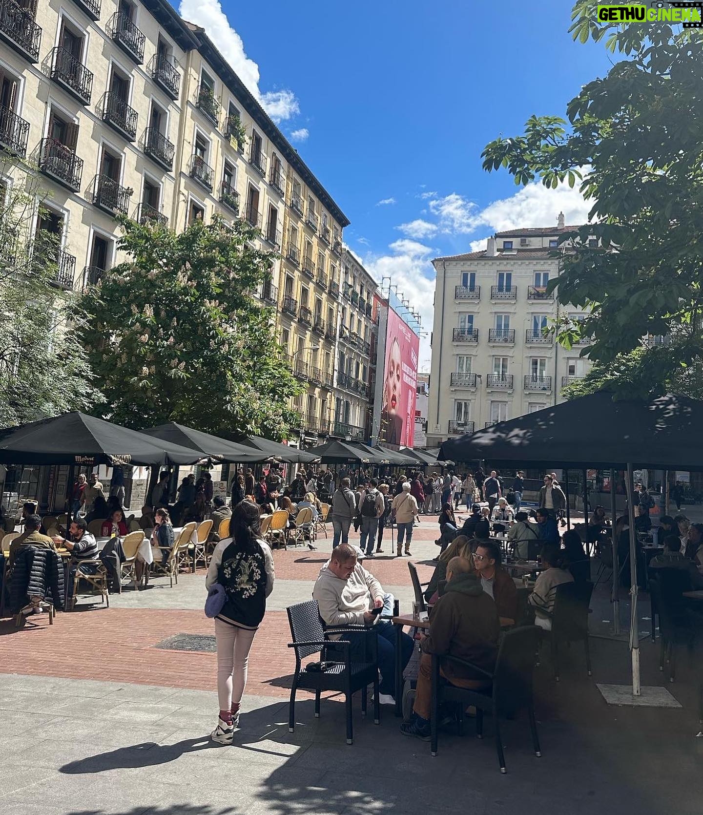 Ana Rita Clara Instagram - π¨π€π£π§Γπ π π‘π π«πππ, π‘π π«πππ π©π π¨π€π£π§Γπ Hola Madrid πͺπΈ Sempre tΓ£o bom regressar. Daquelas cidades em que vivia facilmente e que jΓ‘ sinto que conheΓ§o. A aproveitar o feriado, este dia tΓ£o importante e tambΓ©m celebrado por aqui. Que sejamos gratos pelo que temos e que vivamos na distinΓ§Γ£o entre trabalhar para viver e viver para trabalhar. Um bom feriado para todos π - Passear pela Gran Via - Plaza de Cibelles - Museu do Prado - Restaurante @amazonico.madrid - Uma das βbodegasβ mais antigas da cidade no bairro cool da Chueca β’ β’ O look vestido lindo @guess @companhiasolucoes #ARC #Madrid #travel
