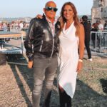 Ana Rita Clara Instagram - 𝙈𝙪𝙨𝙞𝙘 𝙡𝙤𝙫𝙚𝙧 @𝙛𝙣𝙖𝙘𝙡𝙞𝙫𝙚 Só para partilhar convosco mais alguns momentos da emissão de ontem na @tvificcao e que se tornou algo de muito especial no @fnacliveportugal 😊 Confesso que já tinha muitas saudades dos diretos, de apresentar festivais de verão e de sentir toda esta vibração incrível! Um orgulho e um gosto fazer parte desta equipa maravilhosa! Obrigada! Sem vocês estas 10 horas de emissão em direto não teriam sido tão perfeitas! Muito obrigada e muitos parabéns pelo sucesso @fnacliveportugal, @inescondeco, todas as equipas, todos os artistas e convidados que estiveram connosco nestas horas de partilha e de cultura. Não falta talento e vontade de vibrar com concertos e arte no nosso País! E a @tvificcao estará sempre onde a cultura e a proximidade com todos vocês pede! Grata por todos aqueles que nos acompanharam nesta emissão! E para o ano há mais!😊 Quem viu?😊 Styling @danielbaptistaribeiro Look @isabelferreiraconceptstore Jewelry @cincostore Shoes: @aldo_shoes • • #ARC #FnacLive #TVIFiccao #live #festival #music #culture #Tvhost #specialemission