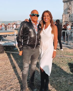 Ana Rita Clara Instagram - 𝙈𝙪𝙨𝙞𝙘 𝙡𝙤𝙫𝙚𝙧 @𝙛𝙣𝙖𝙘𝙡𝙞𝙫𝙚 
Só para partilhar convosco mais alguns momentos da emissão de ontem na @tvificcao e que se tornou algo de muito especial no @fnacliveportugal 😊

Confesso que já tinha muitas saudades dos diretos, de apresentar festivais de verão e de sentir toda esta vibração incrível! Um orgulho e um gosto fazer parte desta equipa maravilhosa! Obrigada!
Sem vocês estas 10 horas de emissão em direto não teriam sido tão perfeitas!

Muito obrigada e muitos parabéns pelo sucesso @fnacliveportugal, @inescondeco, todas as equipas, todos os artistas e convidados que estiveram connosco nestas horas de partilha e de cultura. Não falta talento e vontade de vibrar com concertos e arte no nosso País!

E a @tvificcao estará sempre onde a cultura e a proximidade com todos vocês pede! 
Grata por todos aqueles que nos acompanharam nesta emissão!
E para o ano há mais!😊
Quem viu?😊

Styling @danielbaptistaribeiro 
Look @isabelferreiraconceptstore
Jewelry @cincostore
Shoes: @aldo_shoes 

•
•
#ARC #FnacLive #TVIFiccao #live #festival #music #culture #Tvhost #specialemission