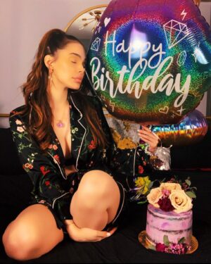 Anabelle Acosta Instagram - Dear younger self, fills me with joy you made it to this age. Still a kid at heart, never lost your inner child, yet uve become a relentless unbreakable woman. I’m proud of you. I will never stop believing in you 🎁🎈🎂🌹2/28 #TheGiftIsLife #PiscesSun #PiscesMoon