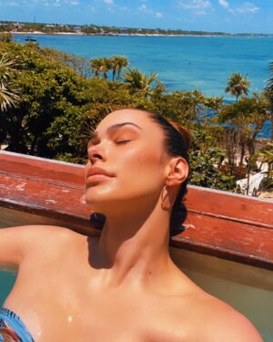 Anabelle Acosta Instagram - My favorite hugs are from the sun.