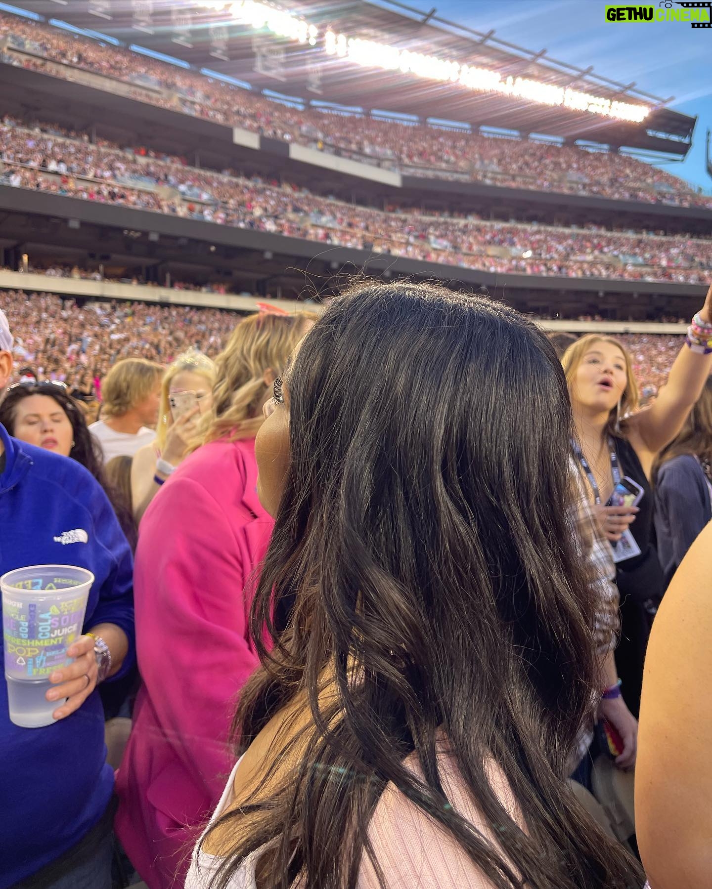 Anais Lee Instagram - you’ll find me on my tallest tiptoes @taylorswift