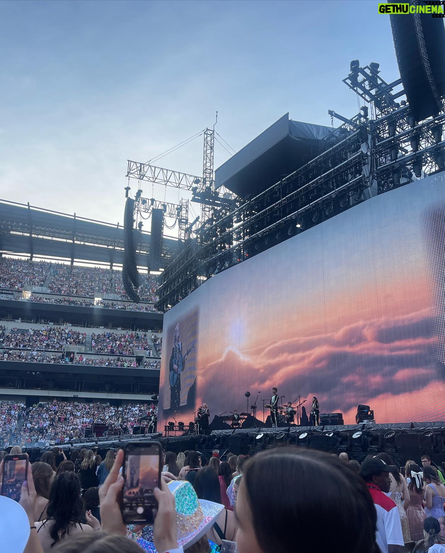 Anais Lee Instagram - you’ll find me on my tallest tiptoes @taylorswift