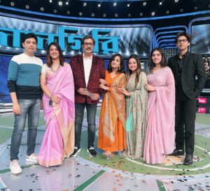 Anannya Biswas Instagram - Dadagiri tonight! Team #jogomaya 
Don’t miss today’s episode you guys!
Zee Bangla, 9:30pm tonight!👊