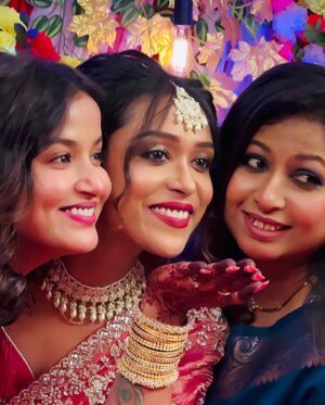 Anannya Biswas Instagram - Finally the tum tum happened, and they got hitched 😃 11.03.2024
Congratulations🥂🎊🍾 @dipika.ghosh.946 @suvendu5822 

PS: @mitalysingh .. one more wicket down but I’m still the constant player standing 😜