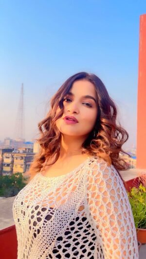 Anannya Biswas Instagram - Lemme teach you some beauty shots😉 

Ps- song suggested by @nehaamandeep 😘 
A very sexy suggestion by my #jogomaya 😝

#anannyabiswas #instagram #reels #trending