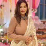 Anannya Biswas Instagram - এলোমেলো চুল আর…আমি 🙈 ~About yesterday🤎 . . #friendswedding #specialevents #mylook