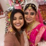 Anannya Biswas Instagram - I wish you a very very happy life ahead🩷 @sandiptasen @soumyamukerji_ #wedding #sandiptasoumya #2023 #exclusive #selfiewithbride #photooftheday #anannyabiswas #instagram