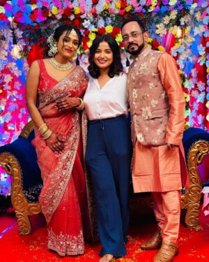 Anannya Biswas Instagram - Finally the tum tum happened, and they got hitched 😃 11.03.2024
Congratulations🥂🎊🍾 @dipika.ghosh.946 @suvendu5822 

PS: @mitalysingh .. one more wicket down but I’m still the constant player standing 😜