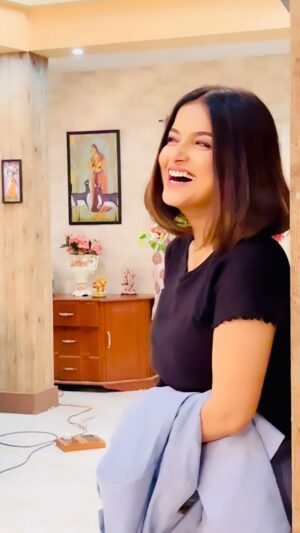 Anannya Biswas Instagram - Weirdly Wired 😂 #rudrani 

#noweekendscene #anannyabiswas #instapost #instagram