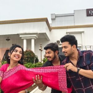 Ananya Dash Instagram - Gulabi Saree with my Gulab Gang 💕😘 
#ame3 #trending #bff