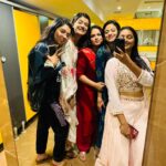 Ananya Dash Instagram - Just a bunch of boss babes.😉❤️ #girls #girlsgang #freindship #explorepage #odisha #photooftheday #instagood #instadaily