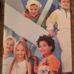 Anastasia Tsilimpiou Instagram - Ακολουθεί σεντόνι: Το μακρινό 2005 περίπου, έτυχε να είμαστε μαζί με την @anastasia_tsilimpiou σε μια φωτογράφιση για παιδικά ρούχα (2η φωτο), προφανώς χωρίς να ξέρουμε ο ένας τον άλλον και χωρίς να κρατήσουμε επαφή αργότερα. Μετά από πολλά χρόνια, το 2018, έδειχνα σε φίλους μου φωτογραφίες από τα ένδοξα χρόνια μου στη show biz και αναγνώρισαν την Αναστασία. Ε και ανέβασα ένα στορι (3η φωτο) στο οποίο μου απάντησε, μιλήσαμε και της είπα ότι ο χώρος της show biz είναι δύσκολος και ότι δεν πειράζει που δεν το ακολούθησε. Προχτές, περίπου 6 χρόνια αφού μιλήσαμε, καταφέραμε να πάμε και για φωτογράφιση, αυτή τη φορά με εμένα πίσω από την κάμερα.