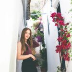 Anastasia Tsilimpiou Instagram - Ακολουθεί σεντόνι: Το μακρινό 2005 περίπου, έτυχε να είμαστε μαζί με την @anastasia_tsilimpiou σε μια φωτογράφιση για παιδικά ρούχα (2η φωτο), προφανώς χωρίς να ξέρουμε ο ένας τον άλλον και χωρίς να κρατήσουμε επαφή αργότερα. Μετά από πολλά χρόνια, το 2018, έδειχνα σε φίλους μου φωτογραφίες από τα ένδοξα χρόνια μου στη show biz και αναγνώρισαν την Αναστασία. Ε και ανέβασα ένα στορι (3η φωτο) στο οποίο μου απάντησε, μιλήσαμε και της είπα ότι ο χώρος της show biz είναι δύσκολος και ότι δεν πειράζει που δεν το ακολούθησε. Προχτές, περίπου 6 χρόνια αφού μιλήσαμε, καταφέραμε να πάμε και για φωτογράφιση, αυτή τη φορά με εμένα πίσω από την κάμερα.