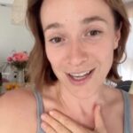 Anastasiia Korotka Instagram - Мамочки, я знаю оце відчуття, коли народжуєш і здається наче тебе відкинуло від життя. В Інстаграмі всі досягають фінансових перемог, кар’єрних зростань, а ти така БОЖЕ, Я ПРОПУСКАЮ ЦЕ ЖИТТЯ 🤯 Чому ви це відчуваєте, мої хороші. Бо людина народжена з потребою досягати якоїсь своєї мети, своєї мрії. Для нас це робота, фінанси і так далі. А мамські справи - ну мама і мама, ШО ТУТ ТАКОГО? Але, мої бубочки, ЦЕ НЕ ПРАВДА ☝🏻 Коли ми сидимо біля дитини, нам здається, що ми прибиральниці, попкомийниці і так далі. Наша дитина нам дана для того, щоб ми дорослішали, прокачували себе. Тому, мої хороші, не тільки дитина зростає біля нас, а і ми зростаємо біля дитини. Ми починаємо бути дорослими, відповідальними людьми. Я вам хочу розказати про класний проект @club.nutricia.ua “Життя після пологів: бути не ок - це ОК”. Він для тих мамочок, що відчувають депресію, стан пригніченості, нерозуміння, що робити. Рекомендую переходити на цю сторінку і дивитись багато корисної інформації і порад 💙