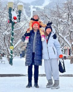 Anastasiia Korotka Instagram - С Новым годом, Друзяшки ! Никаких итогов . Следущий год будет самым лучшим ! А следущий - ещё лучше ! Спасибо всем ! Будьте здоровы. Мира нам ! Съешьте Оливье и Крабовый за нас ! ❤️ Всем хейтерам ! - дуля с поцелуем )