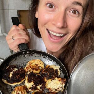 Anastasiia Korotka Instagram - А знаете Что  я сделаю,
когда это все закончится?

Я нажарю Ксене 
своих горелых сырников на своей кухне!
На своей ,вечно подгорающей сковородке,и это будут самые вкусные сырники в нашей жизни!

А потом я разрешу Буфе насцать на ковёр и с огромным удовольствием буду тащить его в химчистку!
А потом я пожарю самые сухие и не вкусные котлеты, на которые я только способна, и Андрюша будет три раза просить добавки!

А потом я позову друзей и мы сделаем самые ,как всегда ,не удачные фото!
И не будем их удалять, а сразу выставим и будем смеяться ! 
Мы будем много смеяться !!

Я больше не буду жаловаться на погоду,сухость волос,и лишние кг!
Мне теперь нравится слякоть и пекло и затянутая зима,и Новый год без снега.
Мне теперь даже нравится карантин,и маски ,мне теперь нравится вся моя жизнь ,и все люди которые в ней есть!