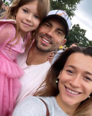 Anastasiia Korotka Instagram - Хочу просто щоб ми знову  кожен ранок снідали разом !
Більшлої романтики мені і не треба!
@biedniakov ❤️