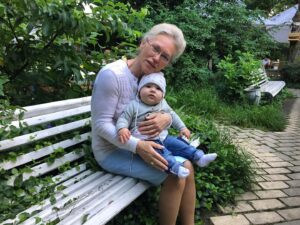 Anastasiia Korotka Instagram - Тіки наша бабуся вміла загойдати Ксеню так, що вона спала по декілька годин,
Тіки наша бабуся могла зробити зайве коло по двору щоб всі побачили яка в неї народилася гарно онука!
Тільки наша бабуся вміла  любити  просто так ні за що!
Дякую вам,що любили мене такою як я є і не намагалися змінити!
Дякую ,що показали як це бути мамою !
Дякую за все чому ви мене навчили!❤️