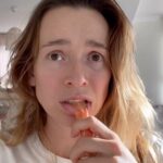 Anastasiia Korotka Instagram - Коли дивишся новий випуск @biedniakov а із смаколиків тількі крабові палички)))