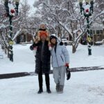 Anastasiia Korotka Instagram - А знаете Что я сделаю, когда это все закончится? Я нажарю Ксене своих горелых сырников на своей кухне! На своей ,вечно подгорающей сковородке,и это будут самые вкусные сырники в нашей жизни! А потом я разрешу Буфе насцать на ковёр и с огромным удовольствием буду тащить его в химчистку! А потом я пожарю самые сухие и не вкусные котлеты, на которые я только способна, и Андрюша будет три раза просить добавки! А потом я позову друзей и мы сделаем самые ,как всегда ,не удачные фото! И не будем их удалять, а сразу выставим и будем смеяться ! Мы будем много смеяться !! Я больше не буду жаловаться на погоду,сухость волос,и лишние кг! Мне теперь нравится слякоть и пекло и затянутая зима,и Новый год без снега. Мне теперь даже нравится карантин,и маски ,мне теперь нравится вся моя жизнь ,и все люди которые в ней есть!