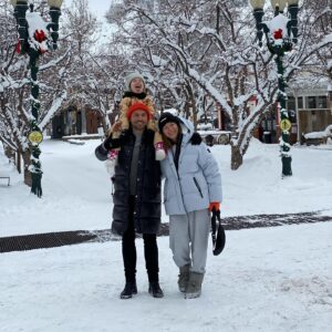 Anastasiia Korotka Instagram - А знаете Что  я сделаю,
когда это все закончится?

Я нажарю Ксене 
своих горелых сырников на своей кухне!
На своей ,вечно подгорающей сковородке,и это будут самые вкусные сырники в нашей жизни!

А потом я разрешу Буфе насцать на ковёр и с огромным удовольствием буду тащить его в химчистку!
А потом я пожарю самые сухие и не вкусные котлеты, на которые я только способна, и Андрюша будет три раза просить добавки!

А потом я позову друзей и мы сделаем самые ,как всегда ,не удачные фото!
И не будем их удалять, а сразу выставим и будем смеяться ! 
Мы будем много смеяться !!

Я больше не буду жаловаться на погоду,сухость волос,и лишние кг!
Мне теперь нравится слякоть и пекло и затянутая зима,и Новый год без снега.
Мне теперь даже нравится карантин,и маски ,мне теперь нравится вся моя жизнь ,и все люди которые в ней есть!