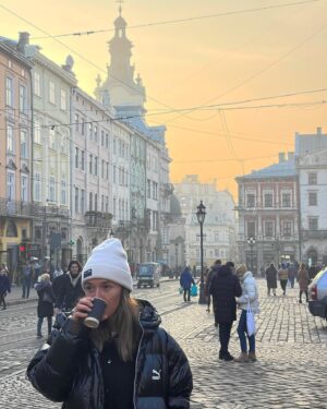 Anastasiia Korotka Instagram - Если вы думаете ,что на всех фотографиях ,это один и тот же стаканчик с глинтвейном ,то не думайте ….