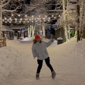 Anastasiia Korotka Instagram - В общем,есть у меня один маленький недостаток,кто-то считает ,что он милый,кто-то считает,что это не прилично))
Если включите звук и досмотрите до конца ,вы поймёте))))))

А вообще ,дарю этот танец,моему высшему хореографическому образованию))))))

 Комментатор как всегда :@biedniakov