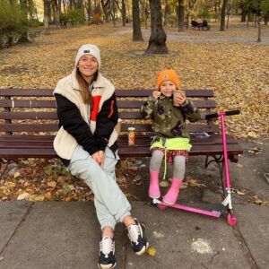 Anastasiia Korotka Instagram - Впервые за 5 лет сели на лавочку в нашем парке дольше чем на 2 минуту)))Стареет Ксеня))))
Фото by @biedniakov