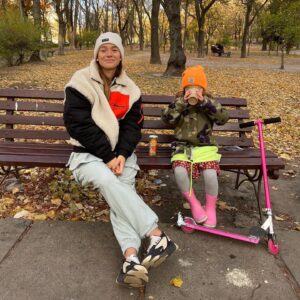 Anastasiia Korotka Instagram - Впервые за 5 лет сели на лавочку в нашем парке дольше чем на 2 минуту)))Стареет Ксеня))))
Фото by @biedniakov