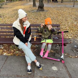 Anastasiia Korotka Instagram - Впервые за 5 лет сели на лавочку в нашем парке дольше чем на 2 минуту)))Стареет Ксеня))))
Фото by @biedniakov
