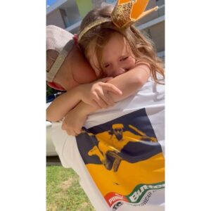 Anastasiia Korotka Instagram - Найголовніший подарунок для Ксенії ,це був тато,так лише на декілька годин ,потім Андрію треба було летіти в Нью Йорк вести благодійний заход,а потім одразу в Україну,але це був найкращи подарунок))
Ксеня сказала ,що тато  краще навіть трьохповерхової хатинки для ляльок🤣
@biedniakov ❤️

Дуже  хочу , щоб КОЖНА родина зняла таке відео … ❤️