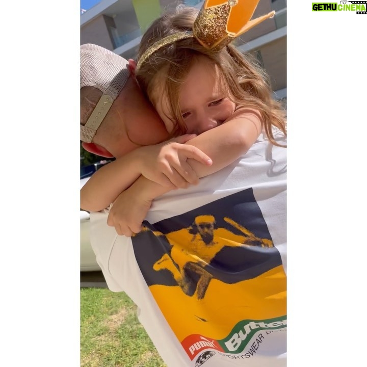 Anastasiia Korotka - 77.2K Likes - Найголовніший подарунок для Ксенії ,це був тато,так лише на декілька годин ,потім Андрію треба було летіти в Нью Йорк вести благодійний заход,а потім одразу в Україну,але це був найкращи подарунок))
Ксеня сказала ,що тато краще навіть трьохповерхової хатинки для ляльок🤣
@biedniakov ❤️
Дуже хочу , щоб КОЖНА родина зняла таке відео … ❤️