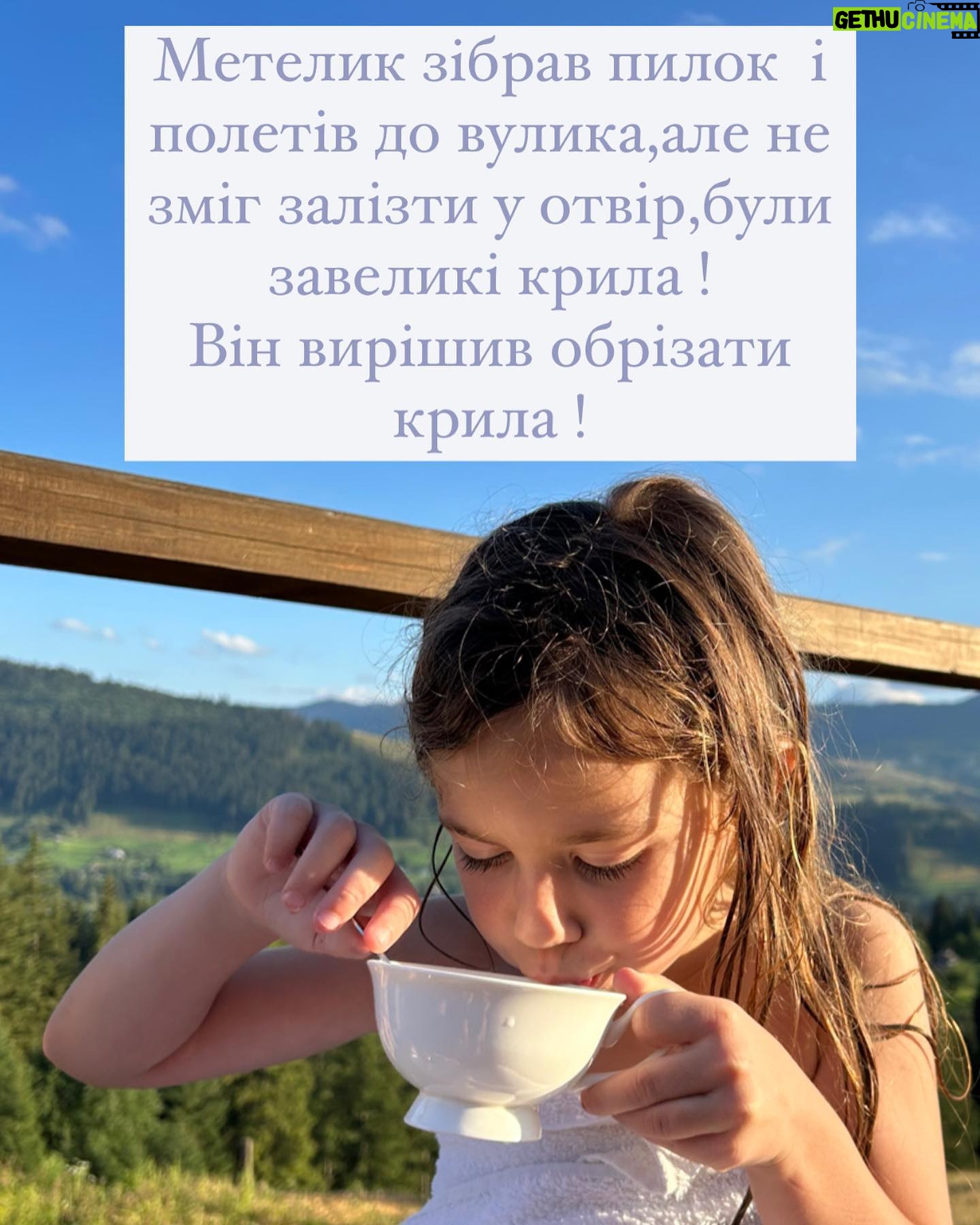 Anastasiia Korotka Instagram - Коли засинає Остап ,прокидається Ксеня! І вкласти її може тільки мамина казочка)))Крутіть карусель)