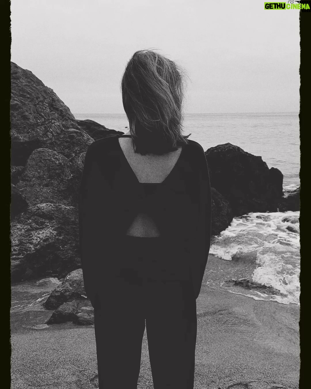 Anastasiia Korotka Instagram - Розгубленість, розпач, сором, самотність, страх, відстороненість, пригнічення, провина, нічні жахіття — це лише частина почуттів, які можуть переживати постраждалі від сексуального насильства, пов’язаного з війною. І не завжди вистачає ресурсу впоратися з такими почуттями самостійно. Саме тому UNFPA, Фонд ООН у галузі народонаселення, , за сприяння Офісу Віцепрем’єр-міністерки з питань європейської та євроатлантичної інтеграції України та Урядової Уповноваженої з питань гендерної політики, та за підтримки Уряду Великої Британії створив онлайн-платформу психотерапевтичної допомоги “Аврора”. На “Аврорі” можна отримати безкоштовну психотерапевтичну, медичну чи юридичну допомогу. У будь-якому куточку України та закордоном. Професійно, безоплатно, конфіденційно і безпечно. Дізнавайтесь більше: Avrora-help.org.ua