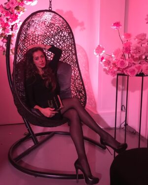 Anastasiya Meskova Instagram - А вот расскажите пожалуйста! Бывает ли у вас, при просмотре так скажем старых фото удивления, мол как хорошо вы выглядели в тот момент? Хотя в тот как раз момент, вы совсем иначе думали.Я вот в очередной попытке почистить память телефона( ужас конечно какая тонна осевшей и совершенно уже ненужной информации, типа старых мемчиков в том же числе)И вот я натыкаюсь на это фото и застываю… Потому как точно помню, что была недовольна собой в тот вечер, ну женщина (некоторые) умеют конечно найти у себя массу недостатки которых и в помине нет. А сейчас смотрю и не понимаю. …
Я очень себе тут нравлюсь. И это здорово! Но вот почему я чаще это вижу только через призму прошедшего времени? У вас как с этим?