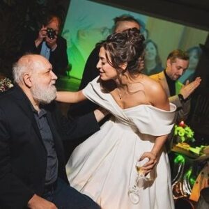 Anastasiya Meskova Instagram - Сегодня ровно девять дней как не стало Меськова Валерия Сергеевича. Выдающегося ученого , профессора , доктора философских наук и 
специалиста по логике и методологии науки.
Бывшего Министра Общего и профессионального образования РФ       а так же заместителя Председателя Государственного комитета по высшему образованию.

Человека посвятившего свою жизнь науке и просвещению.
Он выступал с докладами и лекциями по всему миру. Он жил проблемами и вопросами образования. Разработал  и утвердил ни одну систему. Открыл несколько университетов и выпустил в мир множество своих студентов и аспирантов. 
Почти до самого последнего времени он преподавал , писал книги и посещал симпозиумы. 

А еще он был моим папой…
Очень большим и сильным.
Веселым и озорным.

И очень умным…

Мы много времени проводили вместе, особенно последнее…
И говорили … говорили… говорили….

Я думаю что и теперь эти диалоги не прекратятся… 

Я часть тебя папа, а ты моя.
Я буду очень сильно скучать…
И любить