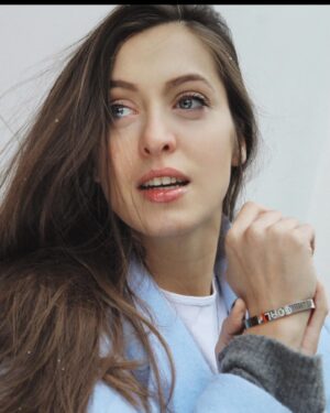 Anastasiya Meskova Instagram - знаю, крепкие сны мне обещаны
в подушках в твоих волосах. 
теплым воском согрелись трещины 
на почти догоревших свечах.

словно время на нас разбросано,
словно нет ничего вокруг!
только звезды, да белые простыни,
и довольного сердца стук.

и за это все я клялась Луне 
целовать ее в странные очи…
каждый раз, засыпая, ты шепчешь мне:
"Я люблю тебя. 
Доброй ночи". 
#ахастахова