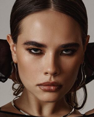 Anastasiya Reznik Instagram - если бы понедельник был человеком 

команда, вы супер класс
muah: @beautymigraine
ph: @drunk_crucian 
light: @z_means_zohan
style: @kvikkvikk @formcontent 
@sands.moscow