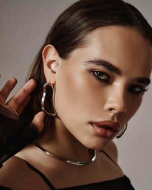 Anastasiya Reznik Instagram - если бы понедельник был человеком 

команда, вы супер класс
muah: @beautymigraine
ph: @drunk_crucian 
light: @z_means_zohan
style: @kvikkvikk @formcontent 
@sands.moscow