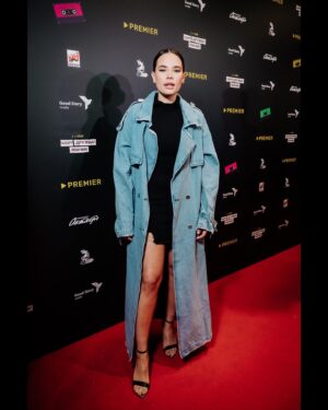 Anastasiya Reznik Instagram - Мир! Дружба! Жвачка! 

С 4 мая на ваших экранах!💙

Я с большой теплотой отношусь к этому проекту.🥹 Впервые побывала на съёмочной площадке и увидела настоящую магию кино именно на М!Д!Ж! 

Очень трогательно смотреть работу, которая сделана так кропотливо, с огромной любовью и искренностью. 

Восхищаюсь и поздравляю всю команду!🤍 @good_story_media @premier_online 

образ: @nancyyo_style 
мейк&волосы: @moskvichkabbb 
тренч: @youwanna_official 
платье: @li.lab 
туфли: @ekonikastyle 

#МирДружбаЖвачка