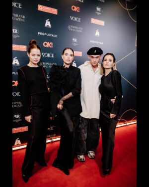 Anastasiya Reznik Instagram - Первая премия гильдии кастинг-директоров России. 
С Днём Рождения вас! 🤍 @guild_cd_rus @ritalenskikh 
Было волнительно, радостно и тепло! 

В карусели можно найти:

мой самый красивый, смешной и заботливый агент и замечательный кастинг-директор! @isakaisaka 🤍

Талантливые @_milache @averin39 🫂🤍
 
Моя феечка, pr менеджер @avdeeva_arr 🤍 

Энд ми! Благодарю!
Стиль:  @nancyyo_style 
Образ:  @namelazz  @ekonikastyle 
Мейк & волосы: @peach.mos 
Фото: @ugolphoto