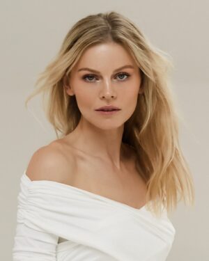Anastasiya Stezhko Instagram - Обновила актерские фотокарточки! 
Посмотрела на снимки - родилась ассоциация с фильмами Вонга Кар Вая, которые очень люблю. В них много осязаемой чувственности, как будто погружаешься в нее. Это я и ощущаю сейчас в себе. 
Как вам? 

Photo @sasha.glushkova 
MUA @alenanovikovav

#анастасиястежко