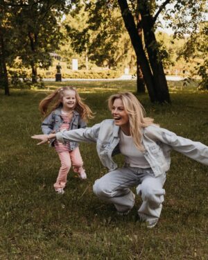 Anastasiya Stezhko Instagram - Мой свет, моя любовь, моя бесконечность… есть ли что-то сильнее дара быть мамой этого чуда?
Спасибо за такие классные снимки Виктории @viktoriiamarkova.photo , у нас получилась веселая фотопрогулка 💗