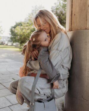 Anastasiya Stezhko Instagram - Мой свет, моя любовь, моя бесконечность… есть ли что-то сильнее дара быть мамой этого чуда?
Спасибо за такие классные снимки Виктории @viktoriiamarkova.photo , у нас получилась веселая фотопрогулка 💗