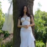 Anastasiya Kozhevnikova Instagram - Ювелірний витвір мистецтва, троянди наче живі. Нова колобарація ювелірного дому SOVA та бренду FROLOV @sovajewels @frolovheart 🌹 Колаборація має благодійну мету. Частина коштів з продажу колекції буде спрямована до БФ «Діти Героїв» @childrenofheroes на психологічну реабілітацію дітей, які втратили батьків.