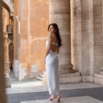 Anastasiya Kozhevnikova Instagram - У Римі я святкувала свій день народження, моя подруга зробила сюрприз, подарувала фотосесію🤍 фотосесію у Римі 🫠 дякую тобі @nk_gava Сукню ми разом купили в Zara @zara за 15хв до закриття😅 вона чудово вписалась під настрій цього неймовірного міста. Фотограф @nadia_vinnikova_ph дівчина зі Львова, котра зараз живе у Римі, та закарбовує, так гарно, моменти у фотографію на все життя🤍 Я так давно не бачила себе такою🥹
